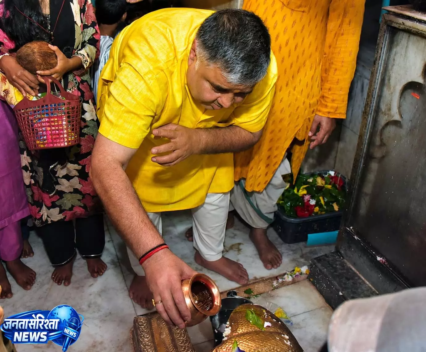 कैबिनेट मंत्री राजेश अग्रवाल ने लखनपुर शिव मंदिर में विधि-विधान से किया जलाभिषेक कैबिनेट मंत्री राजेश अग्रवाल ने लखनपुर शिव मंदिर में विधि-विधान से किया जलाभिषेक