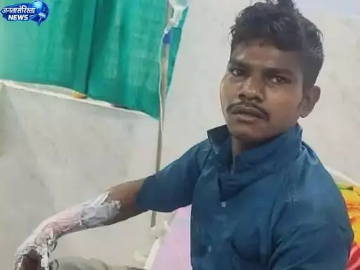 पत्नी पर कमेंट से भड़का दोस्त, पेट्रोल डालकर जिंदा जलाने की कोशिश पत्नी पर कमेंट से भड़का दोस्त, पेट्रोल डालकर जिंदा जलाने की कोशिश