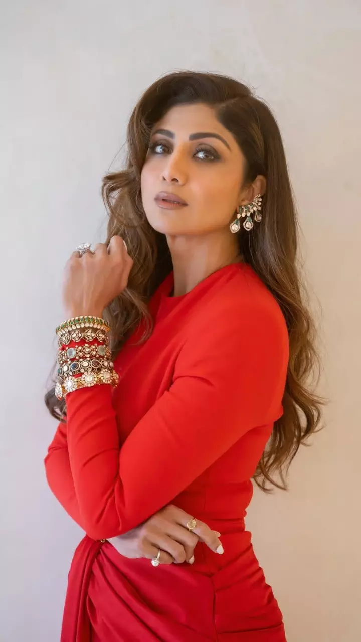 शिल्पा शेट्टी ने रेड गाउन में बिखेरा जलवा