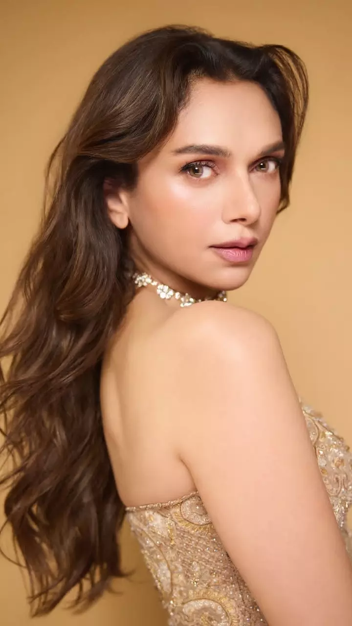 जरदोजी वर्क वाले गोल्डन लहंगे में छाईं अदिति राव हैदरी जरदोजी वर्क वाले गोल्डन लहंगे में छाईं अदिति राव हैदरी