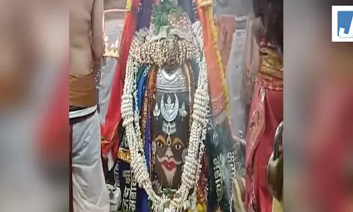 बाबा महाकाल का भांग, चंदन और आभूषणों से दिव्य शृंगार, भस्म आरती में बड़ी संख्या में शामिल हुए श्रद्धालु बाबा महाकाल का भांग, चंदन और आभूषणों से दिव्य शृंगार, भस्म आरती में बड़ी संख्या में शामिल हुए श्रद्धालु