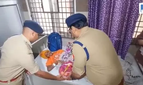 कांवड़ लेकर लौट रही महिला ने जुड़वां बेटों को दिया जन्म, SSP ने बच्चों का नाम ये रखा कांवड़ लेकर लौट रही महिला ने जुड़वां बेटों को दिया जन्म, SSP ने बच्चों का नाम ये रखा