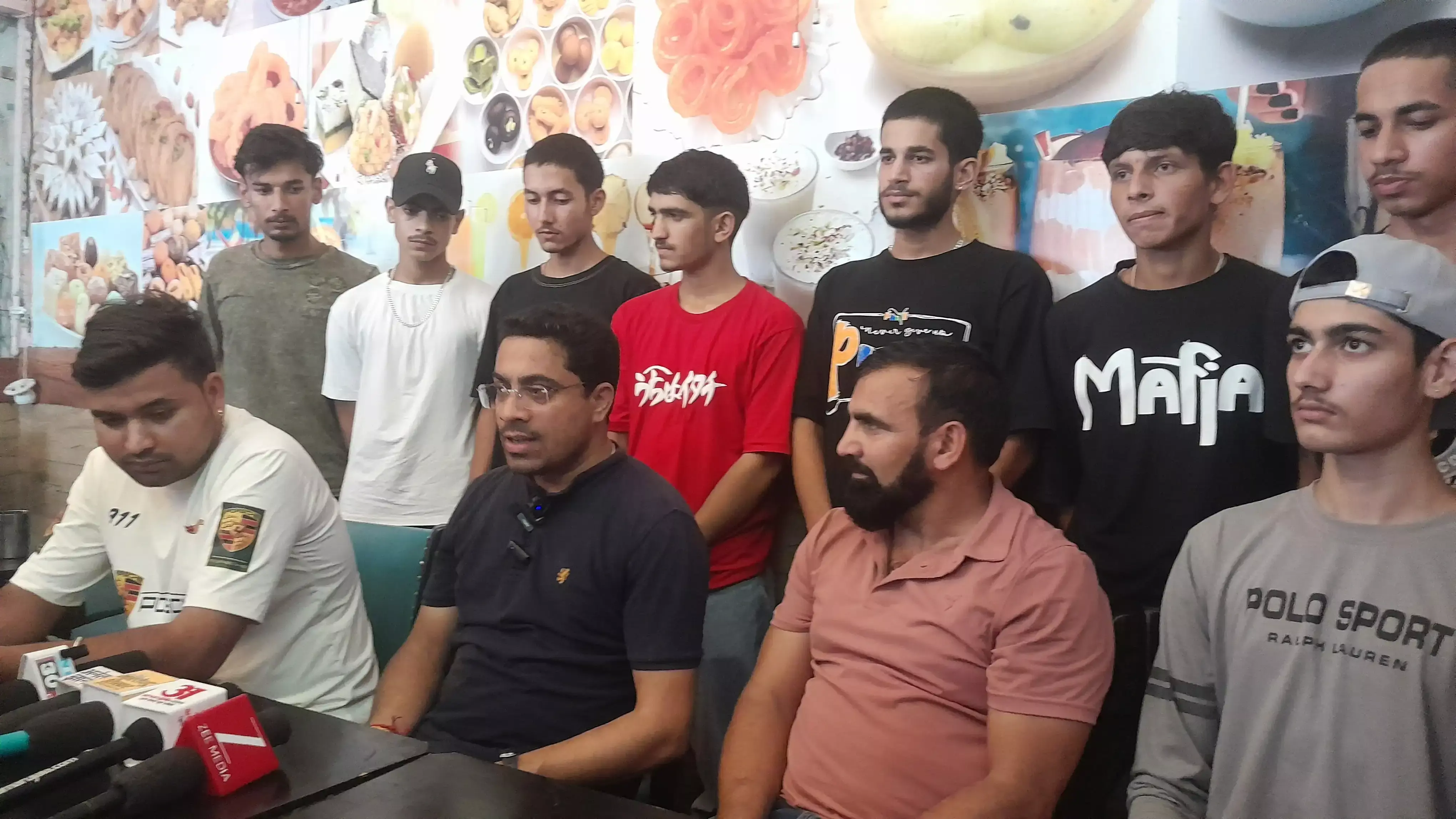 Mandi: अधिसूचना में आयुसीमा संशोधन को लेकर अभ्यर्थियों का प्रदर्शन