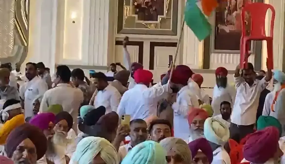 Bathinda: बठिंडा में कांग्रेस के मंच पर बवाल, चन्नी समर्थक और वड़िंग समर्थक आमने-सामने Bathinda: बठिंडा में कांग्रेस के मंच पर बवाल, चन्नी समर्थक और वड़िंग समर्थक आमने-सामने
