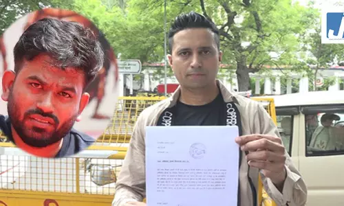 कॉकरोच जनता पार्टी के संस्थापक अभिजीत दिपके की गिरफ्तारी की मांग को लेकर पुलिस को शिकायतकर्ता फैजल ने सौंपी शिकायत कॉकरोच जनता पार्टी के संस्थापक अभिजीत दिपके की गिरफ्तारी की मांग को लेकर पुलिस को शिकायतकर्ता फैजल ने सौंपी शिकायत
