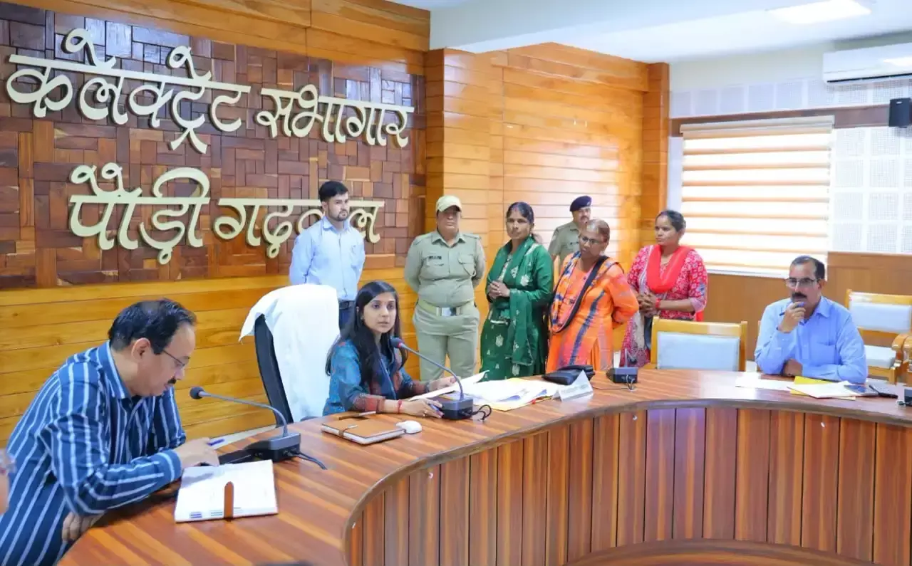 Pauri Garhwal: जनता मिलन में फरियादियों की समस्याएं सुनकर डीएम ने दिए निर्देश Pauri Garhwal: जनता मिलन में फरियादियों की समस्याएं सुनकर डीएम ने दिए निर्देश