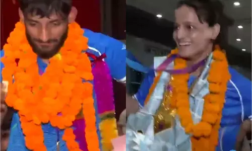 ग्लासगो स्वर्ण विजेताओं अस्मिता डे और हर्ष सिंह का भव्य स्वागत