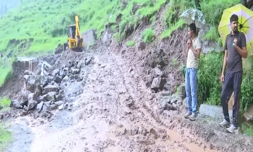 जम्मू-कश्मीर में बाढ़ का कहर, मंजाकोट के कई पंचायतों का संपर्क टूटा जम्मू-कश्मीर में बाढ़ का कहर, मंजाकोट के कई पंचायतों का संपर्क टूटा