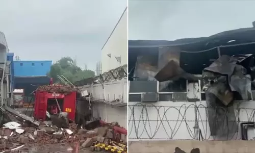 ग्रेटर नोएडा में आग, दो फायरकर्मियों की मौत ग्रेटर नोएडा में आग, दो फायरकर्मियों की मौत