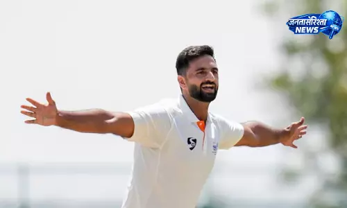 आकिब नबी के भारतीय टेस्ट टीम में चयन पर उमर अब्दुल्ला ने दी बधाई आकिब नबी के भारतीय टेस्ट टीम में चयन पर उमर अब्दुल्ला ने दी बधाई