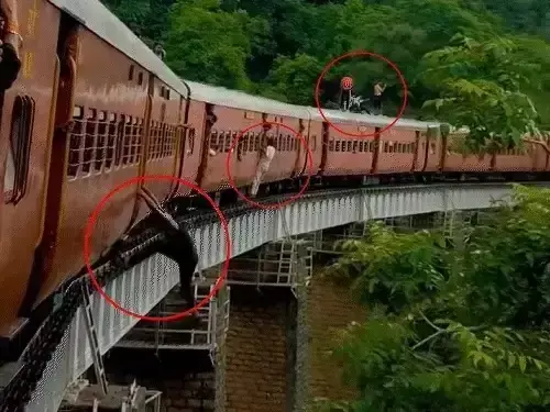 Pali: सोशल मीडिया के लिए मौत से खेल रहे युवक, ट्रेन पर स्टंट का वीडियो वायरल Pali: सोशल मीडिया के लिए मौत से खेल रहे युवक, ट्रेन पर स्टंट का वीडियो वायरल