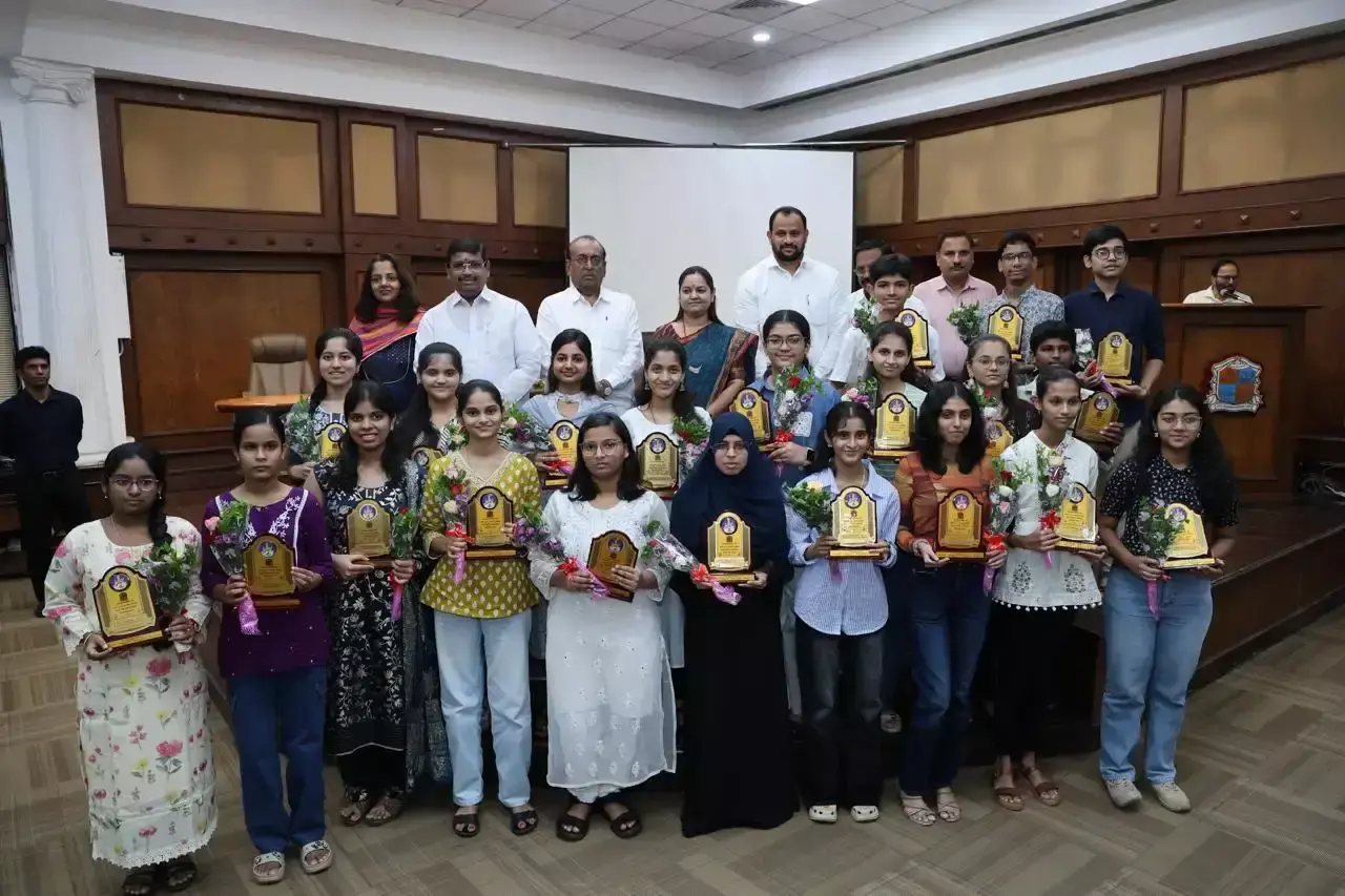 Mumbai: मेधावी विद्यार्थियों के सम्मान और सहयोग को लेकर ठाणे मनपा सक्रिय Mumbai: मेधावी विद्यार्थियों के सम्मान और सहयोग को लेकर ठाणे मनपा सक्रिय