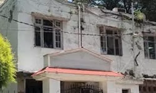 Jammu: असुरक्षित घोषित हुआ राजौरी डीसी ऑफिस, प्रशासन ने लिया फैसला Jammu: असुरक्षित घोषित हुआ राजौरी डीसी ऑफिस, प्रशासन ने लिया फैसला