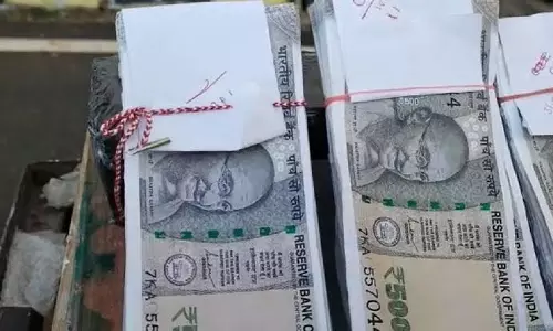Mumbai: 12.40 लाख रुपये की फर्जी करेंसी बरामद, एक आरोपी गिरफ्तार Mumbai: 12.40 लाख रुपये की फर्जी करेंसी बरामद, एक आरोपी गिरफ्तार