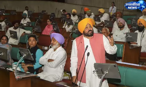 पंजाब सरकार के कर्मचारियों की सैलरी को लेकर चर्चा तेज, केंद्र से अधिक वेतन मिलने का दावा पंजाब सरकार के कर्मचारियों की सैलरी को लेकर चर्चा तेज, केंद्र से अधिक वेतन मिलने का दावा