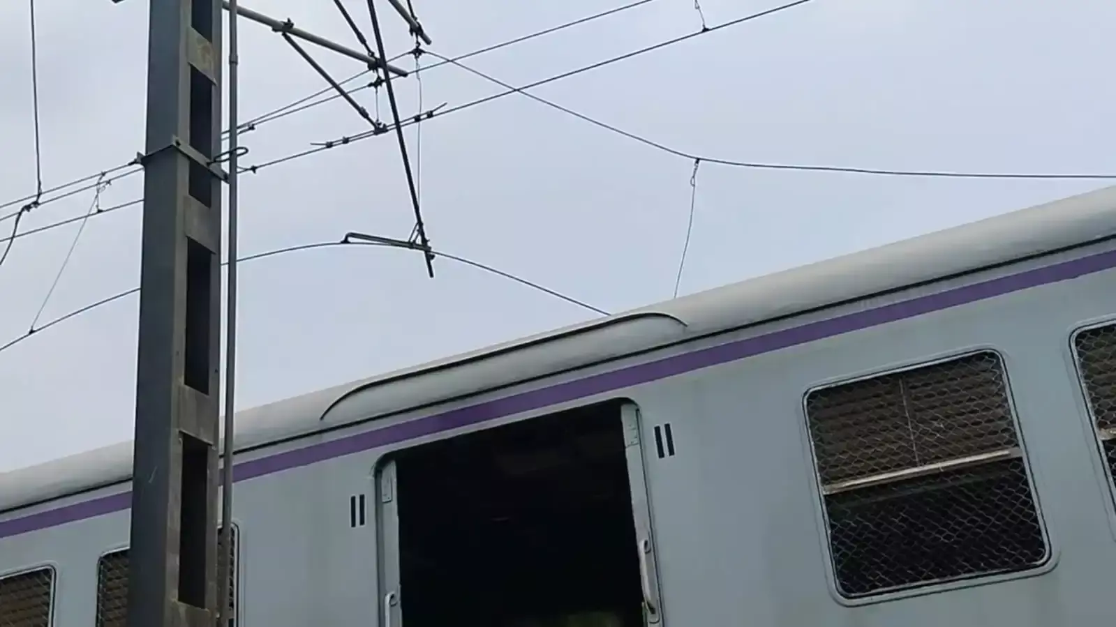 Hooghly: भक्तों की भीड़ के बीच रेलवे संकट, ओवरहेड तार टूटने से परिचालन प्रभावित Hooghly: भक्तों की भीड़ के बीच रेलवे संकट, ओवरहेड तार टूटने से परिचालन प्रभावित