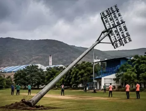 Andhra: विशाखापत्तनम में रेलवे स्टेडियम में हाई मास्ट फ्लडलाइट ढह गई Andhra: विशाखापत्तनम में रेलवे स्टेडियम में हाई मास्ट फ्लडलाइट ढह गई