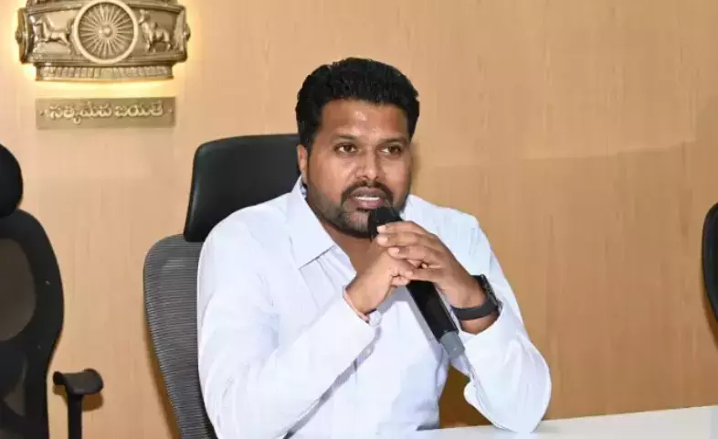 Andhra: कलेक्टर के हस्तक्षेप के बाद कोनसीमा महिला कुवैत से घर लौटी Andhra: कलेक्टर के हस्तक्षेप के बाद कोनसीमा महिला कुवैत से घर लौटी