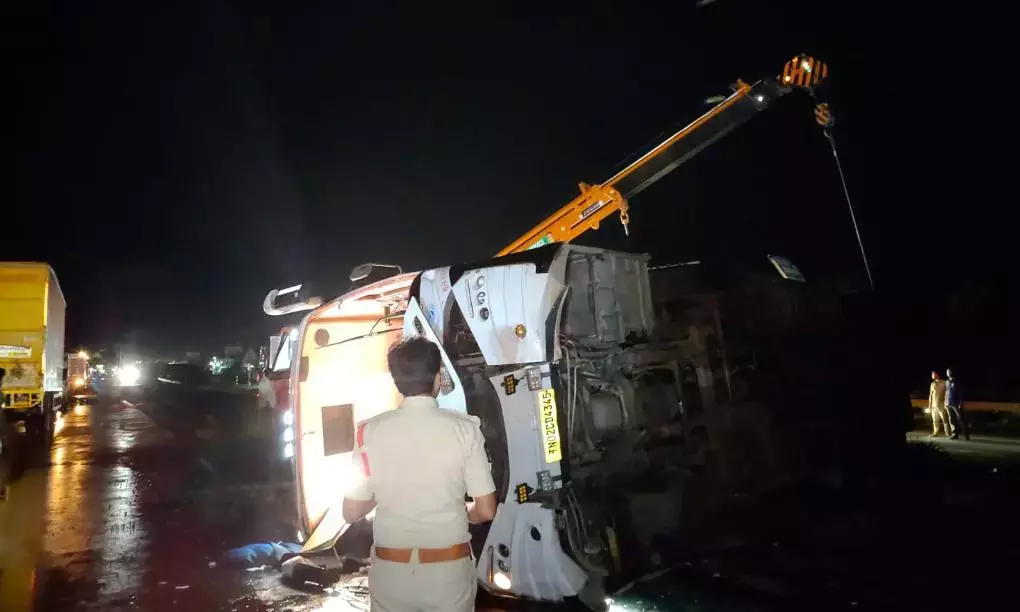 Andhra: कृष्णा जिले में निजी ट्रैवल्स की बस पलटी, 25 घायल