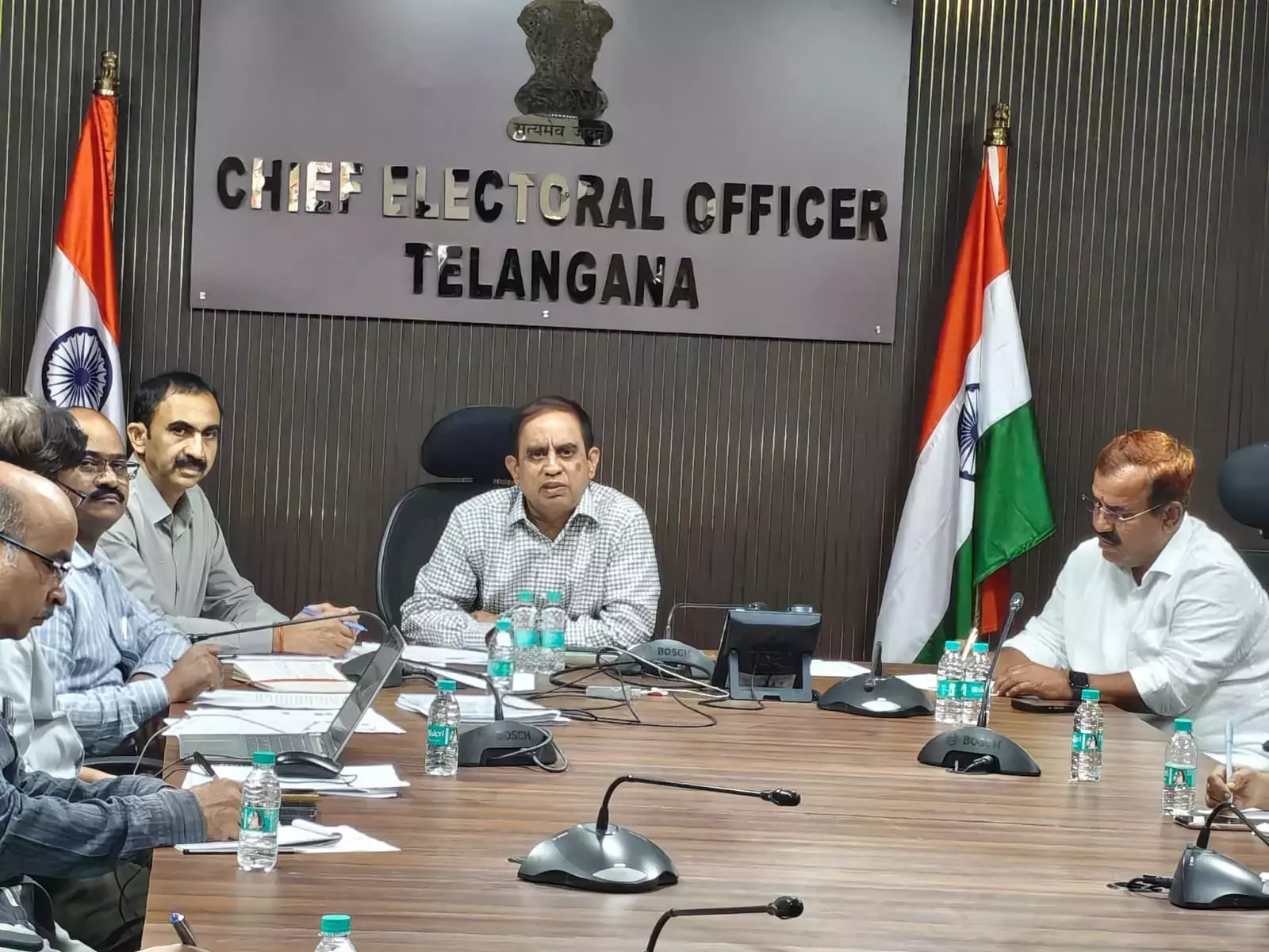 Telangana: ड्राफ्ट मतदाता सूची से करोड़ों नोटिस मिल सकते हैं Telangana: ड्राफ्ट मतदाता सूची से करोड़ों नोटिस मिल सकते हैं
