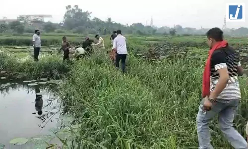 WRS कॉलोनी के तालाब में मिला युवती का शव, पास में मिला मोबाइल खोलेगा राज WRS कॉलोनी के तालाब में मिला युवती का शव, पास में मिला मोबाइल खोलेगा राज