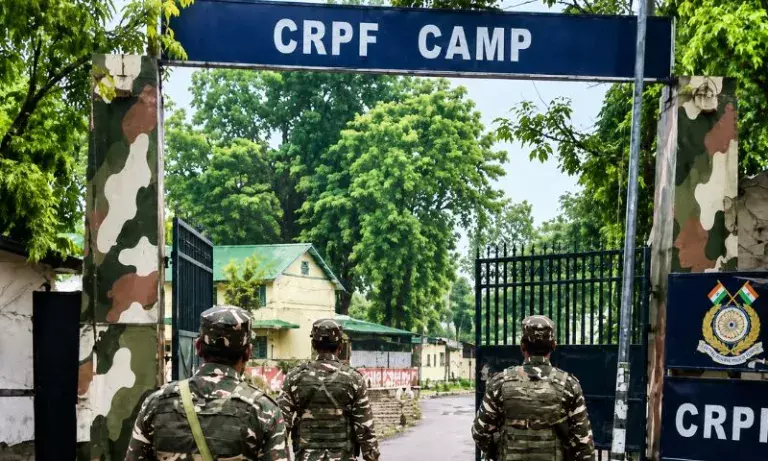 CRPF जवान ने कैंप में की फायरिंग: 2 की मौत, 1 घायल, आरोपी ने भी दी जान CRPF जवान ने कैंप में की फायरिंग: 2 की मौत, 1 घायल, आरोपी ने भी दी जान