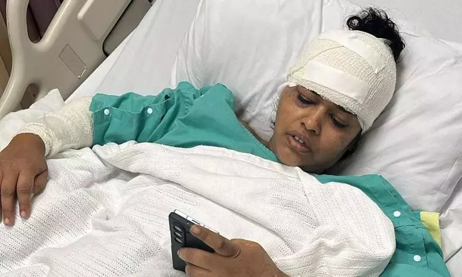 Telangana: दुर्घटना के बाद सऊदी में फंसी सूर्यापेट की नर्स, परिवार ने सीएम रेवंत से मांगी मदद Telangana: दुर्घटना के बाद सऊदी में फंसी सूर्यापेट की नर्स, परिवार ने सीएम रेवंत से मांगी मदद