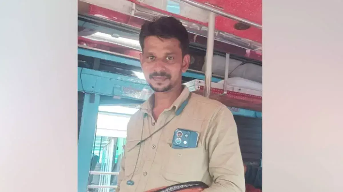 पत्नी से बात करने के कुछ ही देर बाद बस में ड्राइवर फंदे से लटका मिला पत्नी से बात करने के कुछ ही देर बाद बस में ड्राइवर फंदे से लटका मिला