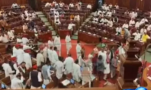 UP विधानसभा में विपक्ष का हंगामा, सदन बुधवार तक स्थगित UP विधानसभा में विपक्ष का हंगामा, सदन बुधवार तक स्थगित