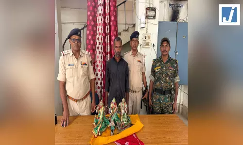 मंदिर से चोरी हुई अष्टधातु की मूर्ति बरामद, आरोपी गिरफ्तार मंदिर से चोरी हुई अष्टधातु की मूर्ति बरामद, आरोपी गिरफ्तार