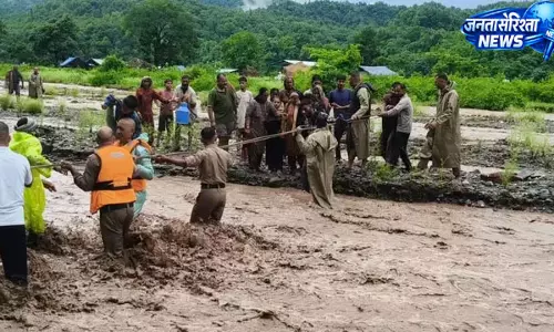 जलमूसा खड्ड में फंसे 25 लोग सुरक्षित, तीन घंटे चला रेस्क्यू अभियान जलमूसा खड्ड में फंसे 25 लोग सुरक्षित, तीन घंटे चला रेस्क्यू अभियान