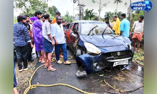 गूगल मैप्स से भटकी कार नाले में गिरी, चार लोगों की बची जान गूगल मैप्स से भटकी कार नाले में गिरी, चार लोगों की बची जान