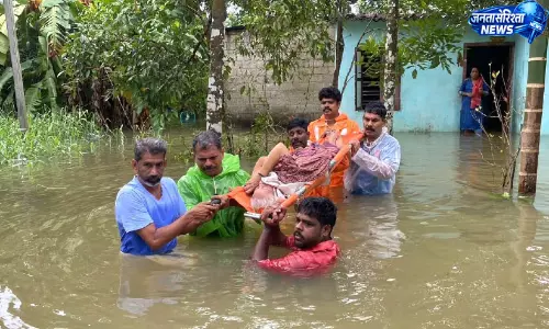 बाढ़ में रेस्क्यू की मिसाल, मरीज को स्ट्रेचर पर पानी के बीच बचाया बाढ़ में रेस्क्यू की मिसाल, मरीज को स्ट्रेचर पर पानी के बीच बचाया