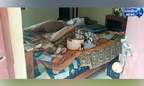 तीर्थयात्रा से लौटे परिवार के घर चोरी, सोने की चूड़ियां और नकदी गायब