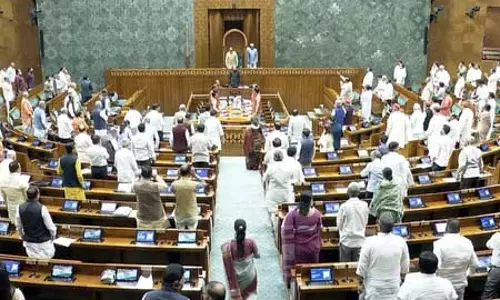 लगातार हंगामे के कारण लोकसभा की कार्यवाही बुधवार सुबह 11 बजे तक स्थगित