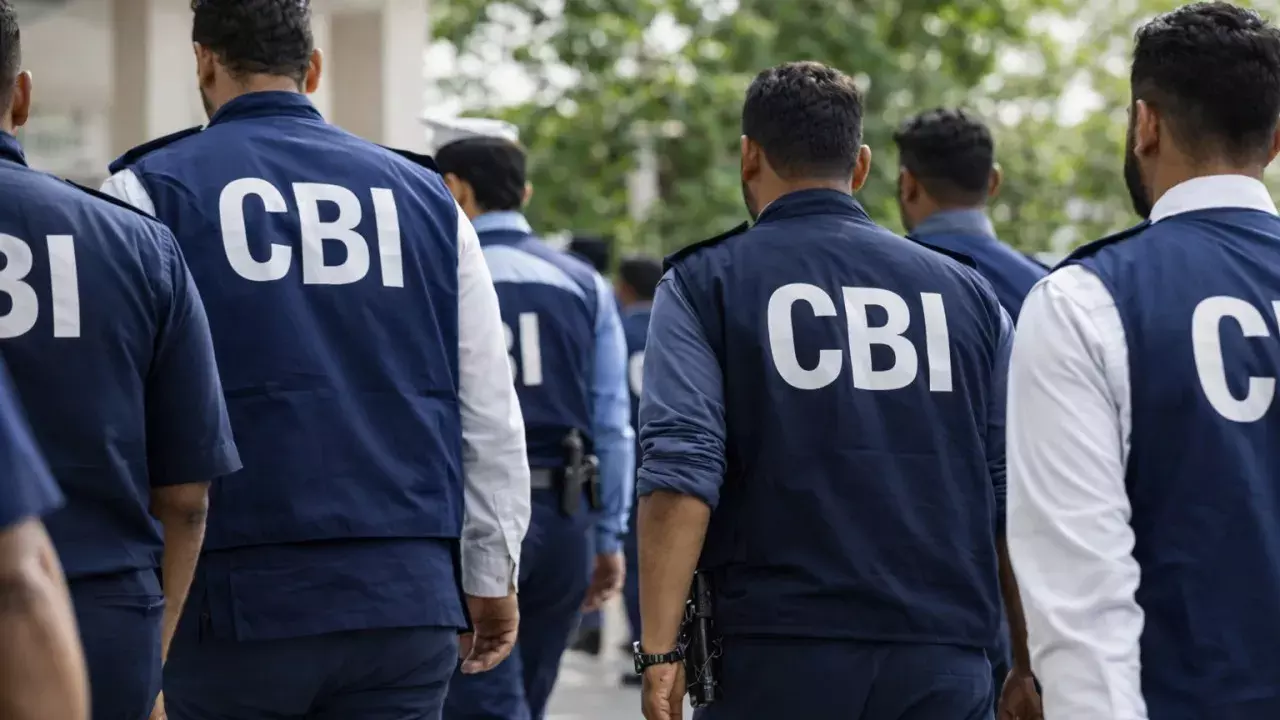 Andhra: CBI कोर्ट ने एयरपोर्ट के पूर्व अधिकारी को तीन साल की जेल की सजा सुनाई Andhra: CBI कोर्ट ने एयरपोर्ट के पूर्व अधिकारी को तीन साल की जेल की सजा सुनाई