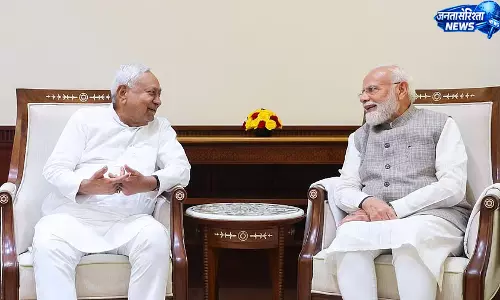 नीतीश कुमार ने प्रधानमंत्री मोदी से की मुलाकात, बिहार की राजनीति में चर्चाएं तेज नीतीश कुमार ने प्रधानमंत्री मोदी से की मुलाकात, बिहार की राजनीति में चर्चाएं तेज
