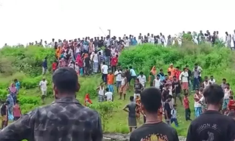 बचाव की कोशिश पड़ी भारी: असम में ट्रेन की चपेट में आने से बच्ची समेत 2 की मौत बचाव की कोशिश पड़ी भारी: असम में ट्रेन की चपेट में आने से बच्ची समेत 2 की मौत