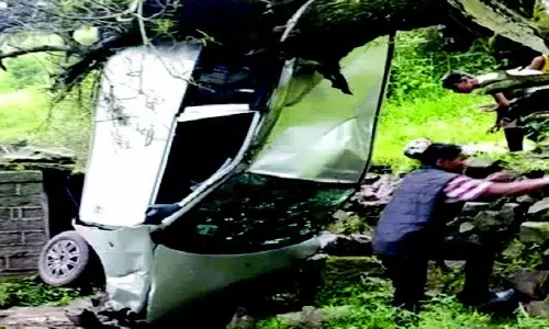 Nahan: 300 फीट गहरी खाई में समाई कार, दो की मौत, महिला घायल Nahan: 300 फीट गहरी खाई में समाई कार, दो की मौत, महिला घायल