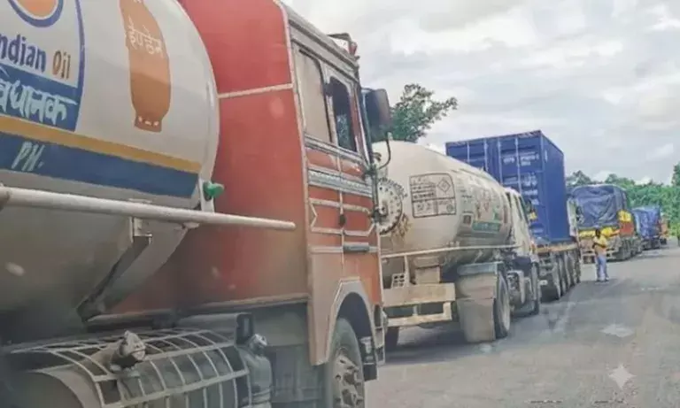 NH-2 पर नाकेबंदी से सप्लाई चेन बाधित, इम्फाल में ज़रूरी सामान की किल्लत NH-2 पर नाकेबंदी से सप्लाई चेन बाधित, इम्फाल में ज़रूरी सामान की किल्लत