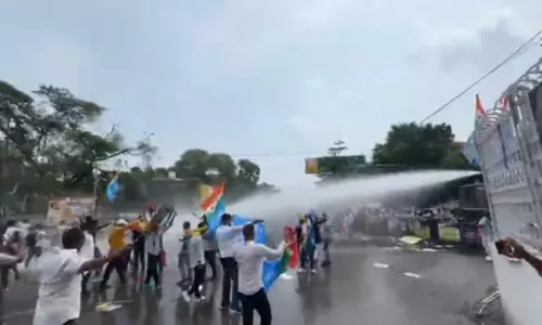पटना में छात्रों का प्रदर्शन, सीएम आवास मार्च के दौरान बैरिकेडिंग तोड़ी; प्रदर्शनकारियों पर पानी की बौछार पटना में छात्रों का प्रदर्शन, सीएम आवास मार्च के दौरान बैरिकेडिंग तोड़ी; प्रदर्शनकारियों पर पानी की बौछार