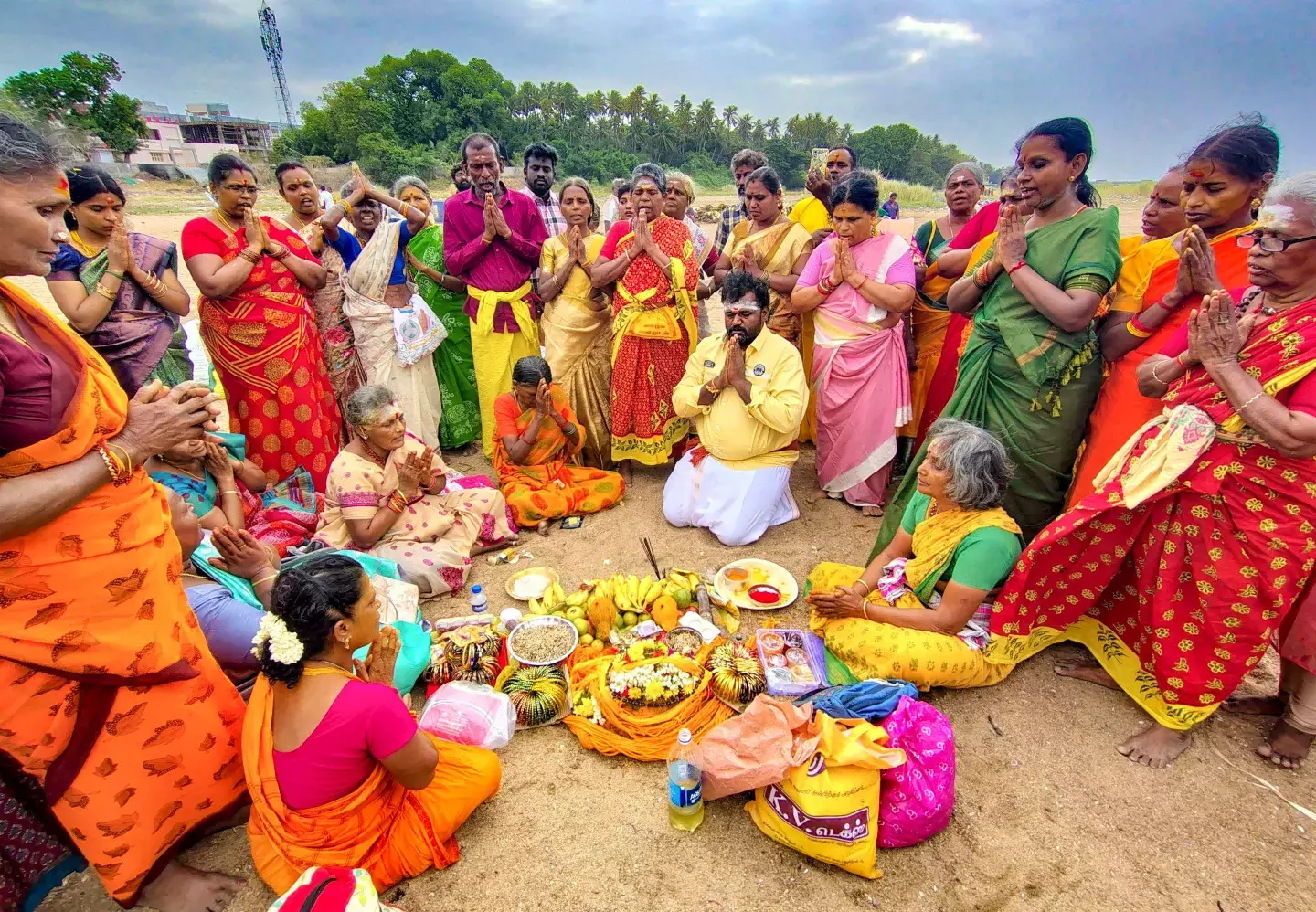 Tamil Nadu: सूखी कावेरी के बावजूद, लोग आदि पेरुक्कू अनुष्ठानों को छोड़ने से इनकार करते हैं Tamil Nadu: सूखी कावेरी के बावजूद, लोग आदि पेरुक्कू अनुष्ठानों को छोड़ने से इनकार करते हैं