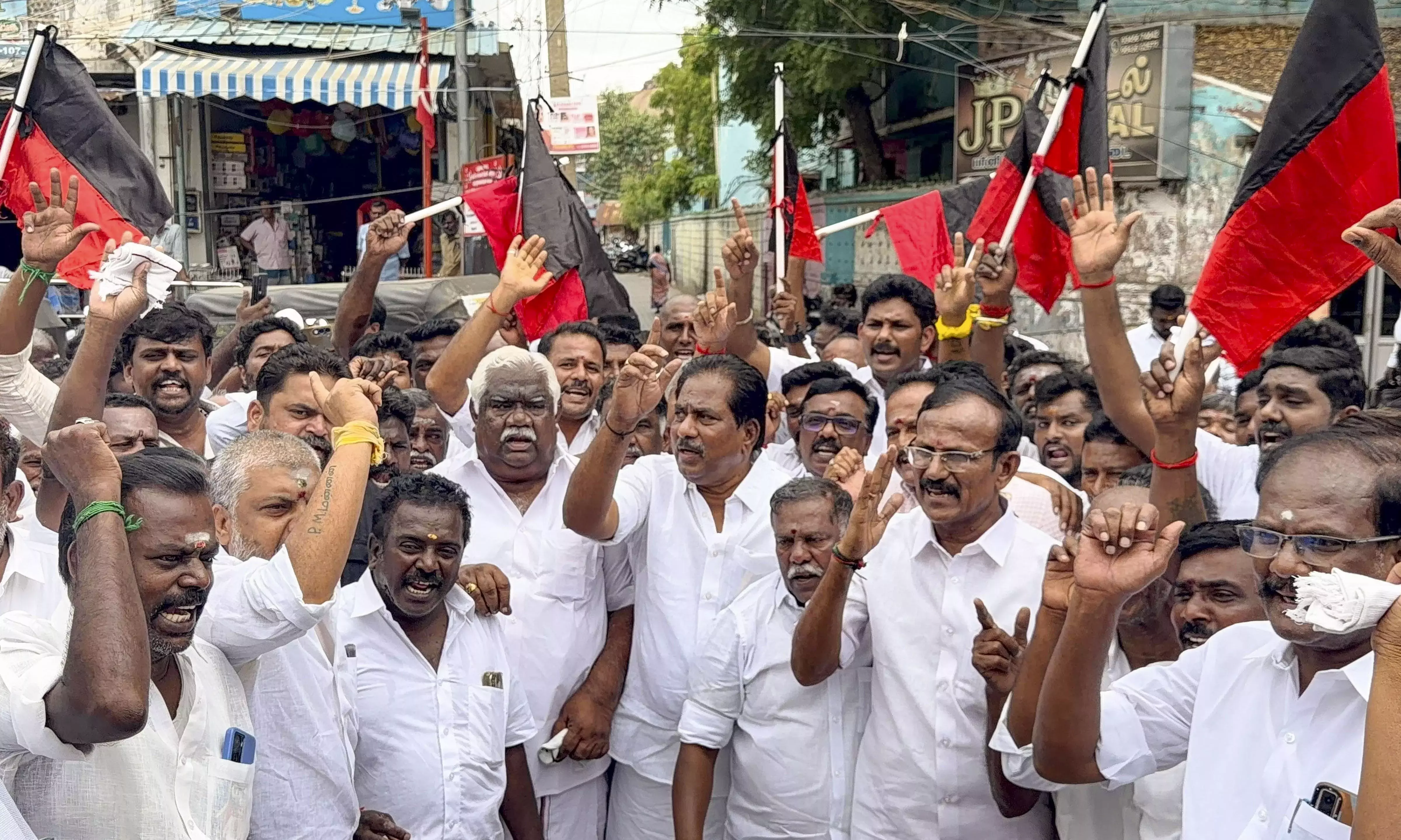 Tamil Nadu: उदयनिधि की गिरफ्तारी पर पूरे राज्य में विरोध फैलने के कारण डीएमके कार्यकर्ताओं को हिरासत में लिया गया Tamil Nadu: उदयनिधि की गिरफ्तारी पर पूरे राज्य में विरोध फैलने के कारण डीएमके कार्यकर्ताओं को हिरासत में लिया गया