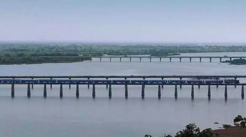 Karnataka: बेलगावी जिले में बढ़ती नदियाँ पुलों, खेतों में बाढ़ ला रही हैं
