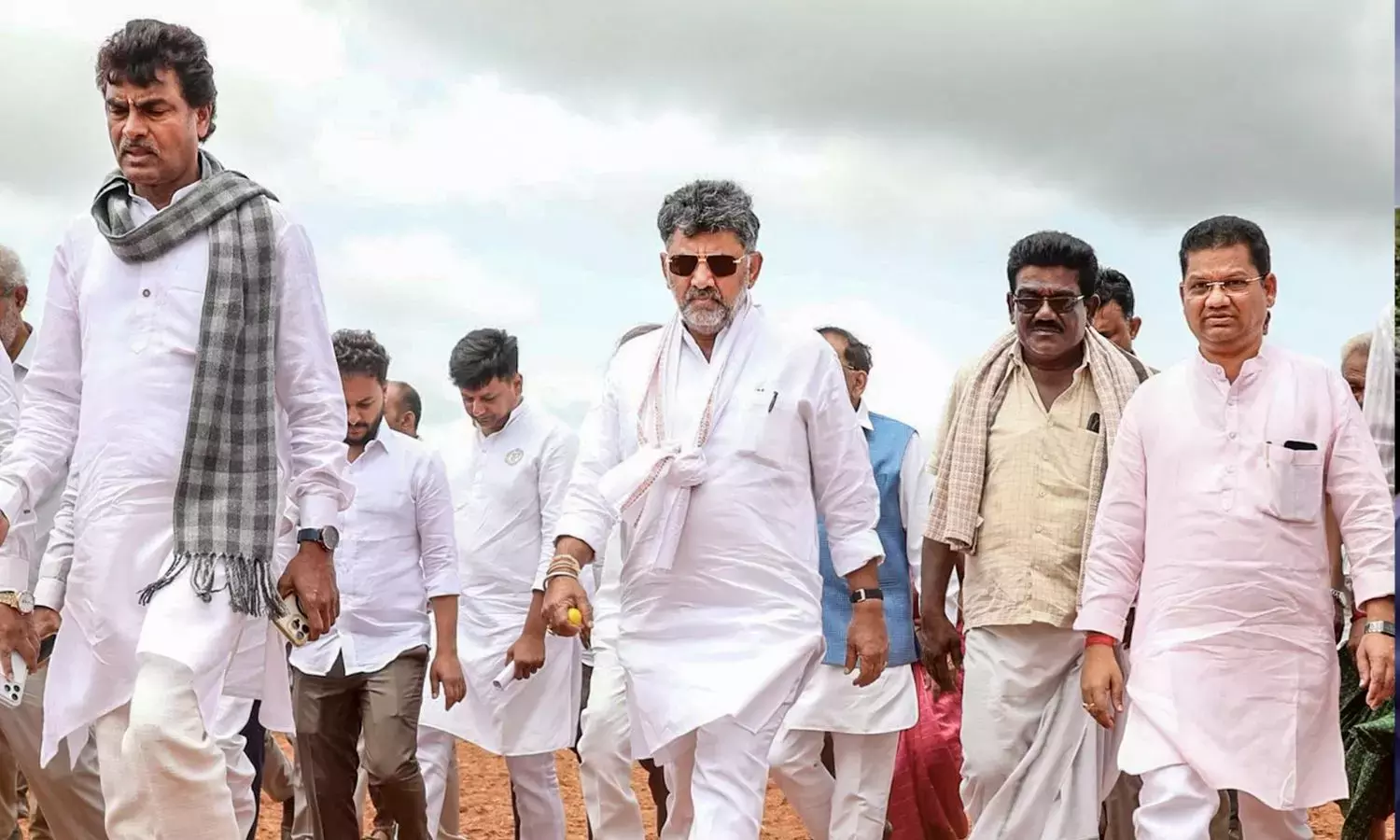 Karnataka के मुख्यमंत्री ने मंत्रियों से बाढ़, सूखे की स्थिति का आकलन करने को कहा Karnataka के मुख्यमंत्री ने मंत्रियों से बाढ़, सूखे की स्थिति का आकलन करने को कहा