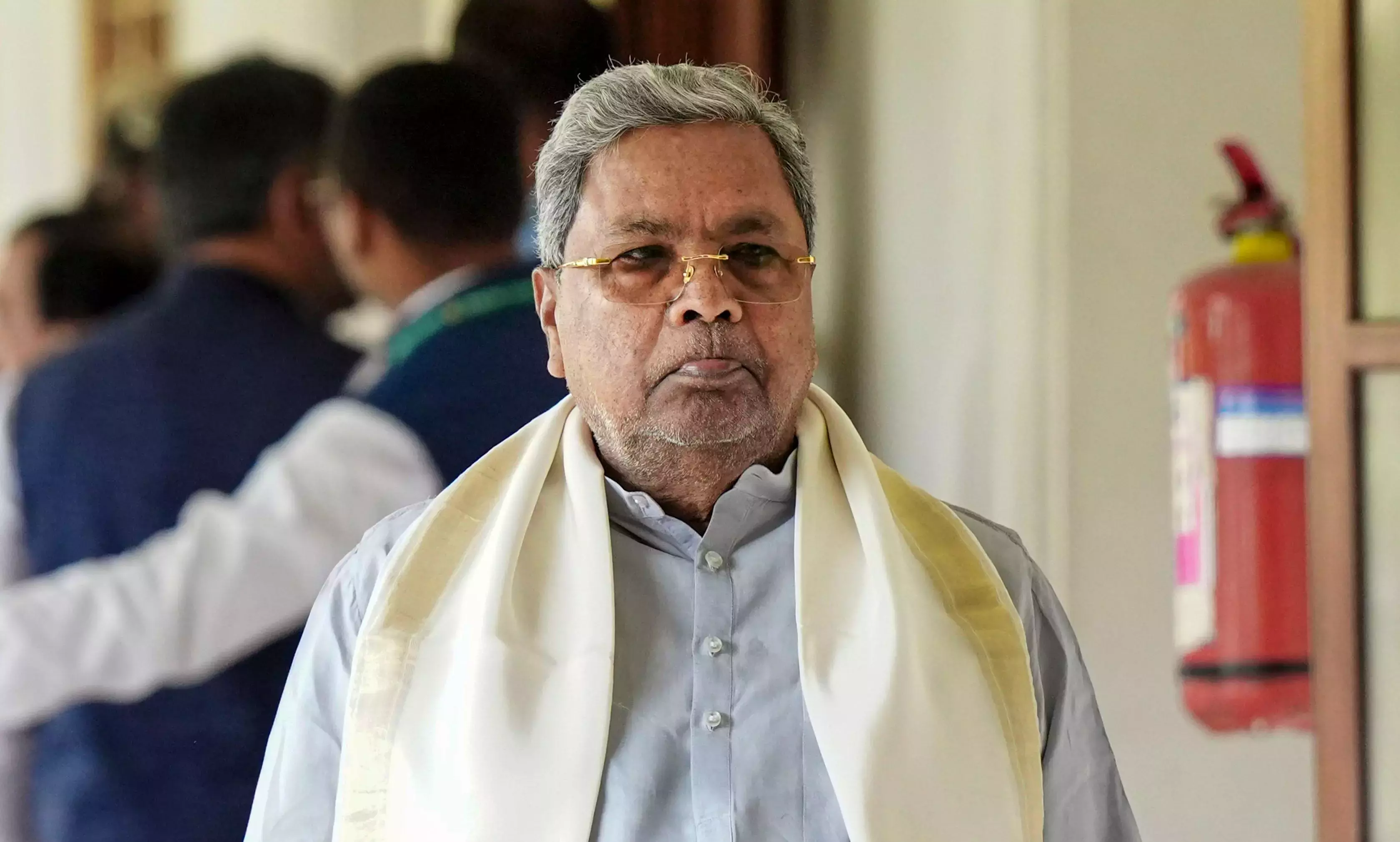 नवनियुक्त मंत्री ने कहा, एक छोटी सी घटना के कारण सिद्धारमैया शपथ ग्रहण समारोह में शामिल नहीं हुए नवनियुक्त मंत्री ने कहा, एक छोटी सी घटना के कारण सिद्धारमैया शपथ ग्रहण समारोह में शामिल नहीं हुए