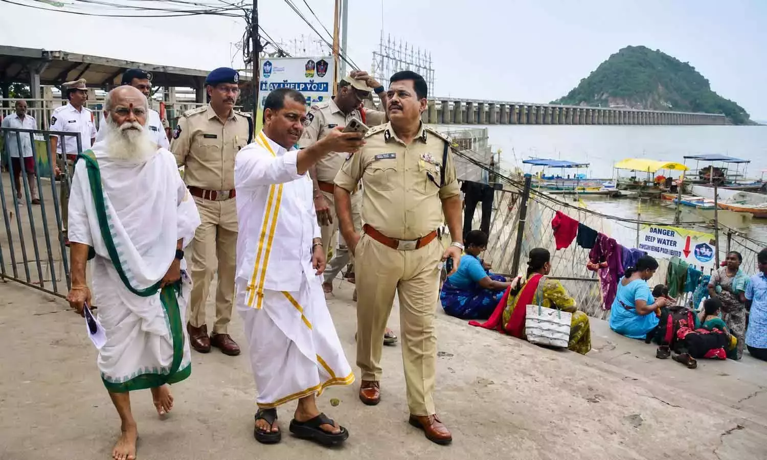 Andhra: सीपी एसवी राजशेखर बाबू ने दशहरा से पहले सुरक्षा की समीक्षा की