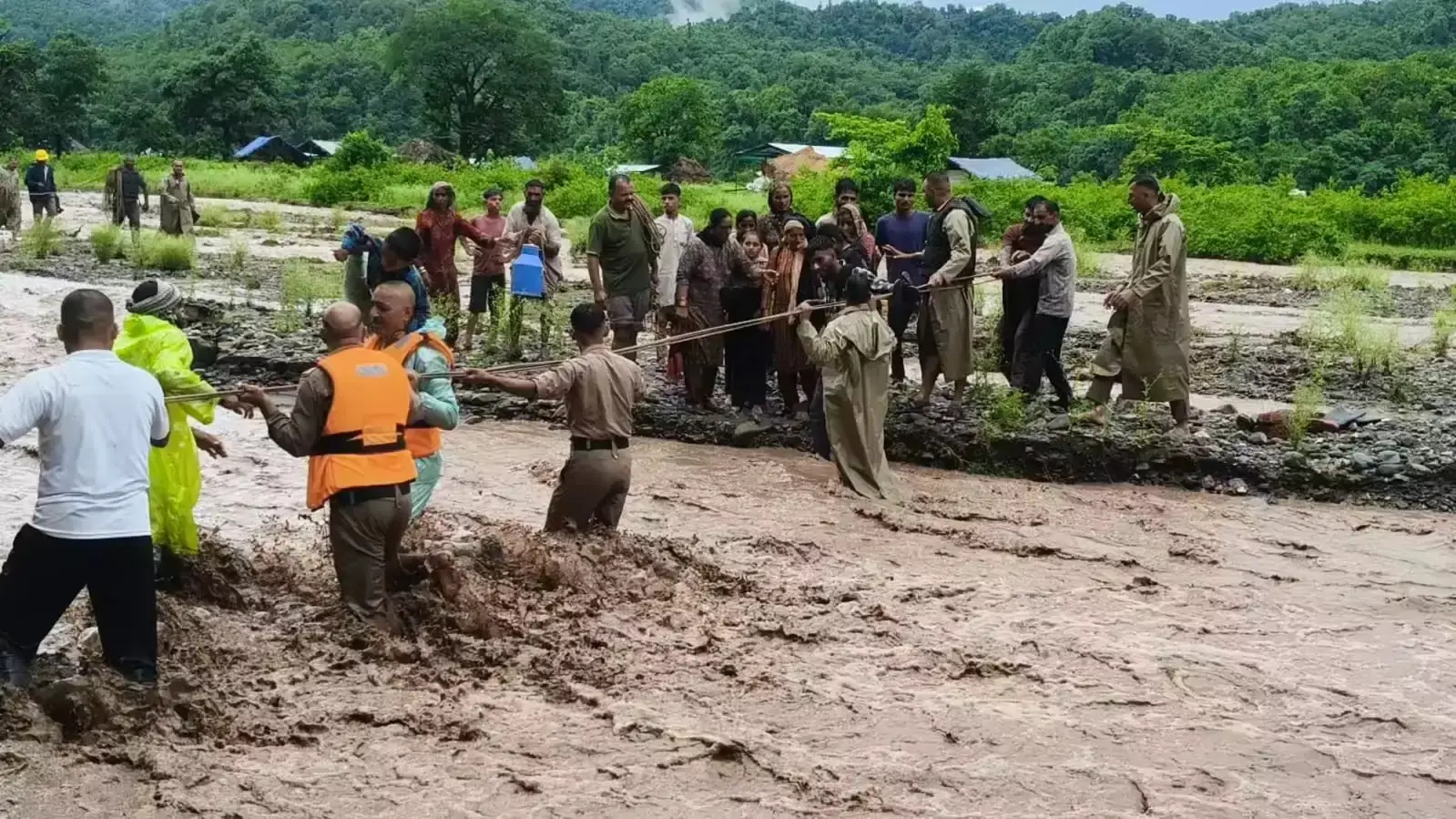 Nahan: खड्ड में फंसे 25 लोगों को सुरक्षित बाहर निकालने में मिली सफलता Nahan: खड्ड में फंसे 25 लोगों को सुरक्षित बाहर निकालने में मिली सफलता