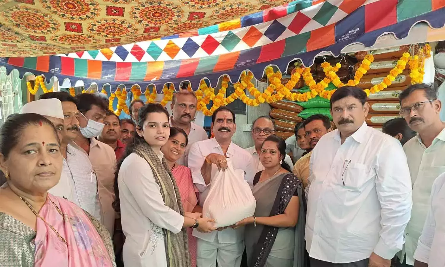Andhra: रायथू बाज़ार में भाप, कच्चे चावल के लिए विशेष काउंटर Andhra: रायथू बाज़ार में भाप, कच्चे चावल के लिए विशेष काउंटर