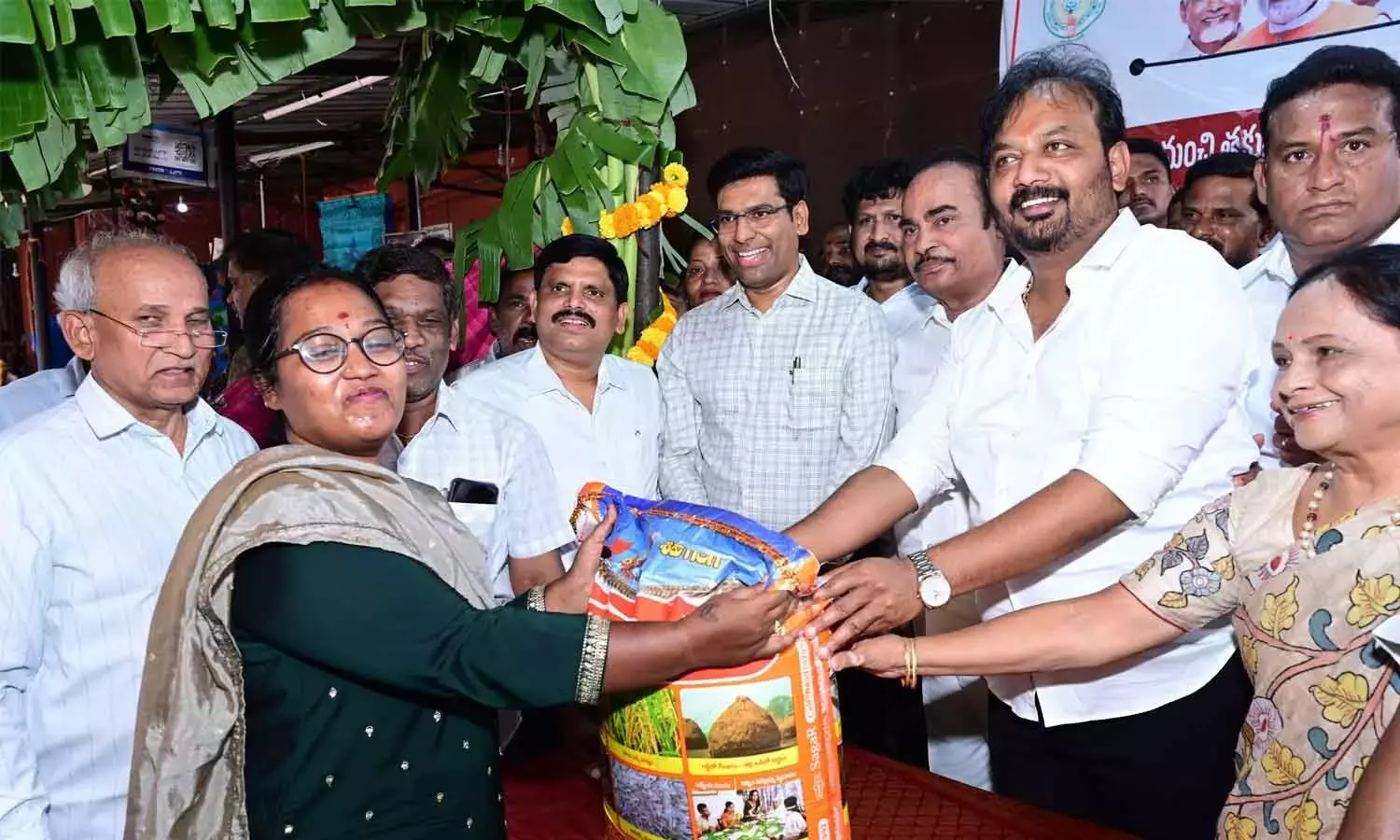 Andhra: तिरुपति ने रियायती गुणवत्ता वाले चावल बेचने के लिए 28 आउटलेट स्थापित किए हैं Andhra: तिरुपति ने रियायती गुणवत्ता वाले चावल बेचने के लिए 28 आउटलेट स्थापित किए हैं